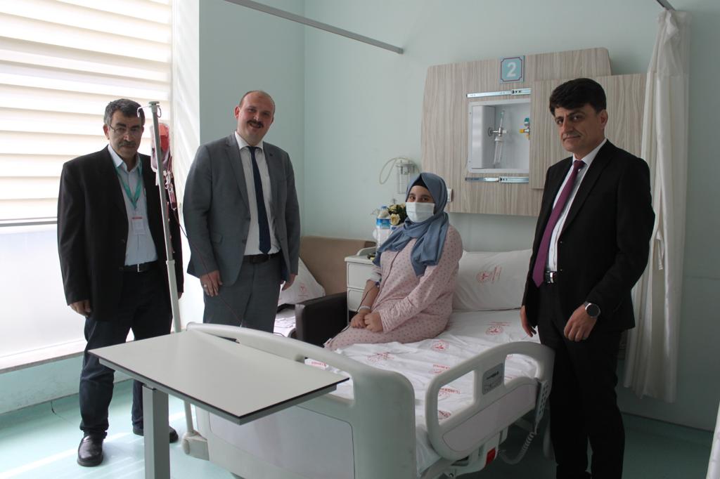 Türkiye’de sayılı hastanede yapılabilen kasıktan anjiyo yöntemi ile yapay kalp kapağı değişimi, Prof. Dr. Mehmet  Demir tarafından yapıldı.